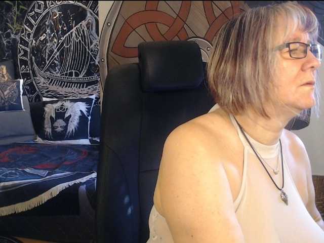 90dTitten's BongaCams show and profile