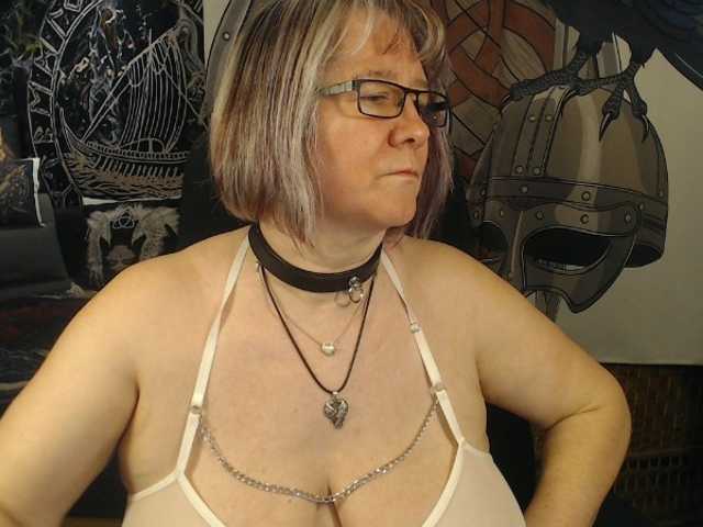 90dTitten's BongaCams show and profile