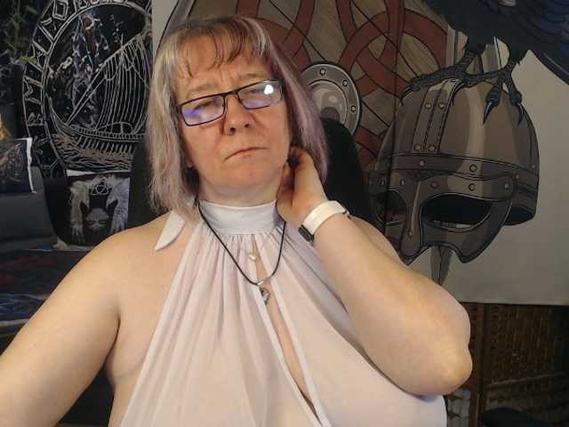 90dTitten's BongaCams show and profile