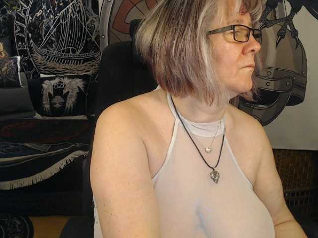 90dTitten's BongaCams show and profile