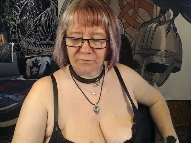 90dTitten's BongaCams show and profile