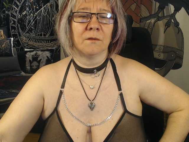 90dTitten's BongaCams show and profile