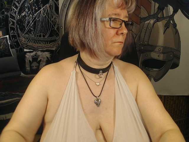 90dTitten's BongaCams show and profile