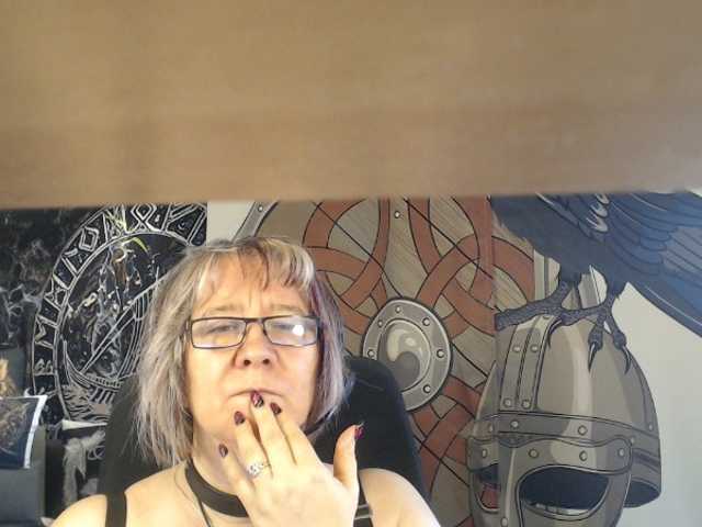 90dTitten's BongaCams show and profile