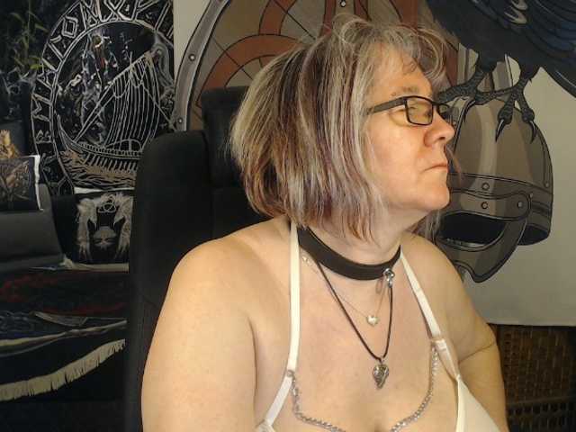 90dTitten's BongaCams show and profile