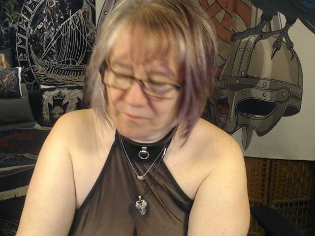 90dTitten's BongaCams show and profile