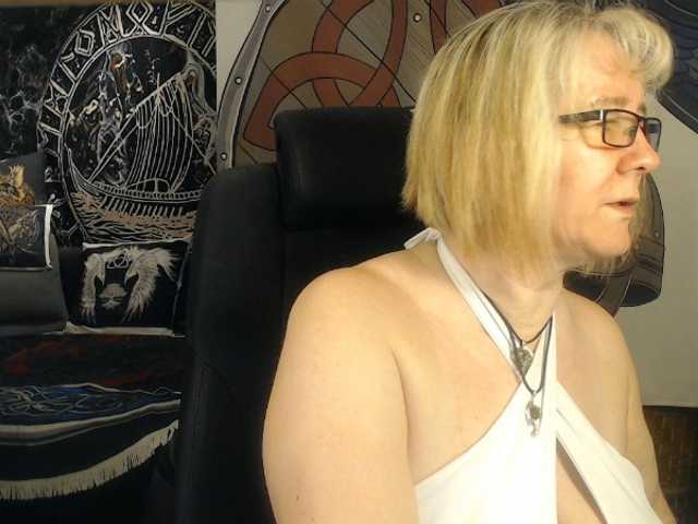 90dTitten live cam on BongaCams