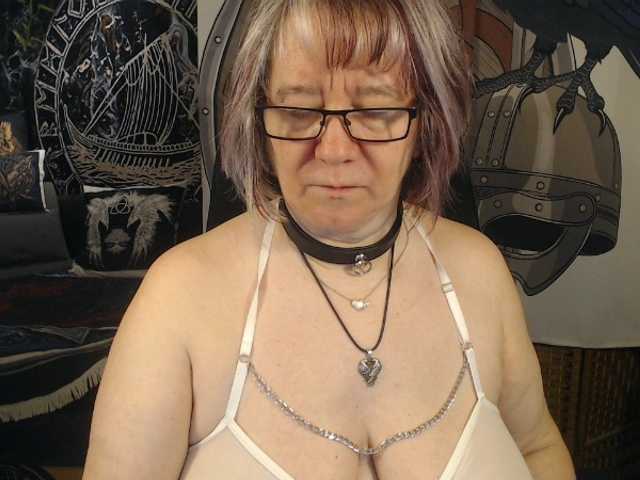 90dTitten's BongaCams show and profile