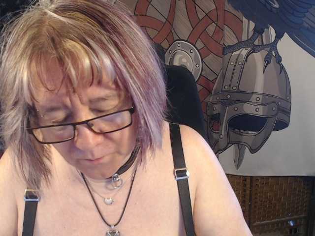 90dTitten's BongaCams show and profile