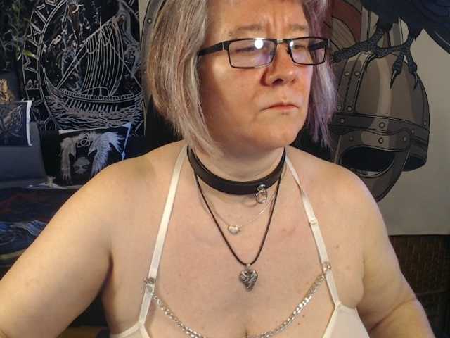 90dTitten's BongaCams show and profile