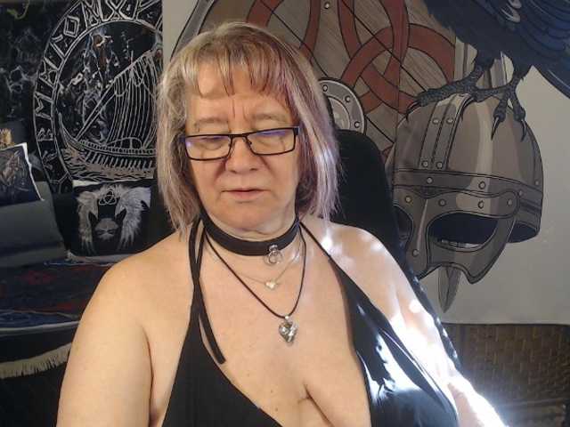90dTitten's BongaCams show and profile