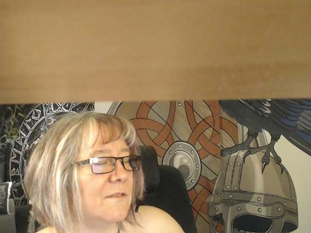 90dTitten's BongaCams show and profile