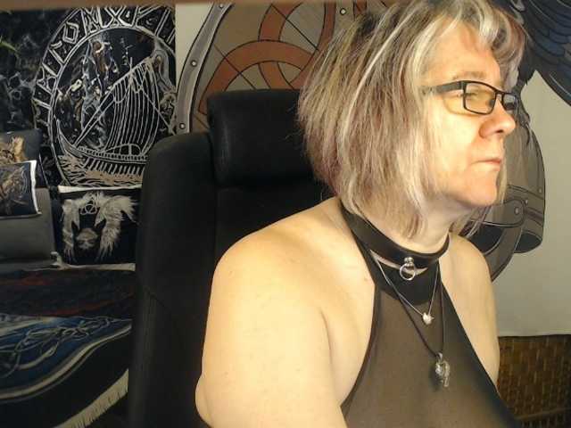 Discover gorgeous escort 90dTitten 90dTitten from BongaCams