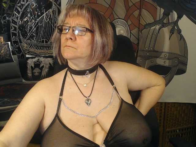 90dTitten's BongaCams show and profile