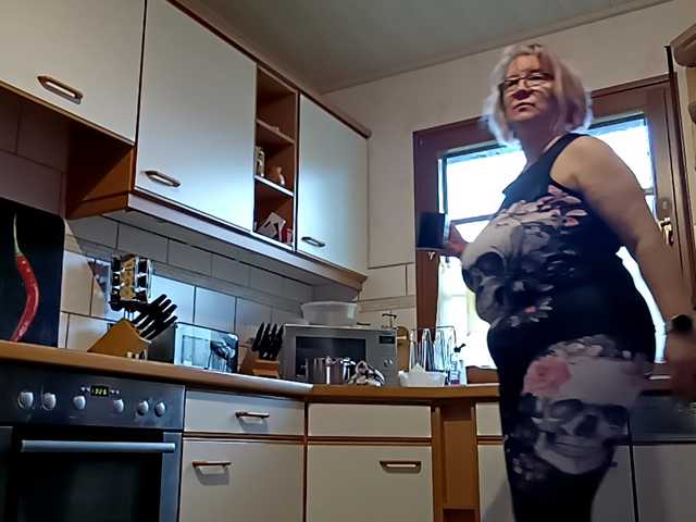 90dTitten's BongaCams show and profile