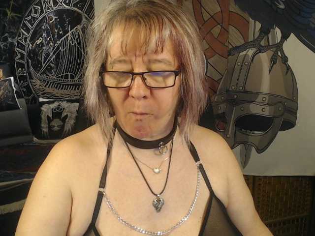 90dTitten's BongaCams show and profile