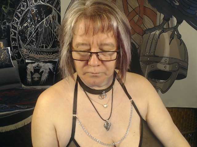 90dTitten's BongaCams show and profile