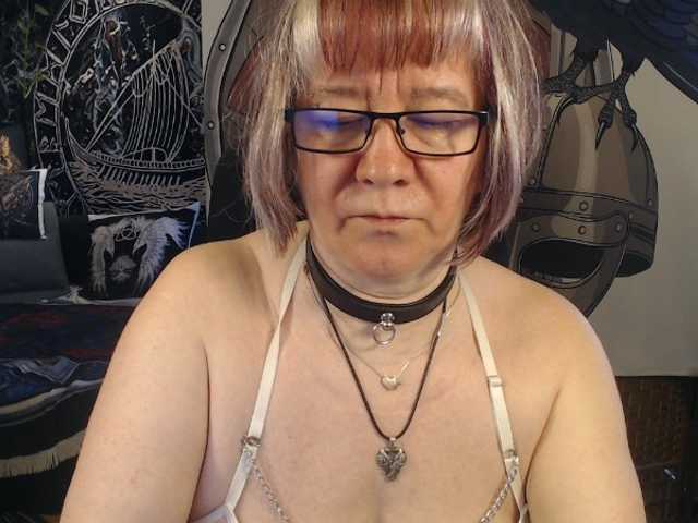 90dTitten's BongaCams show and profile