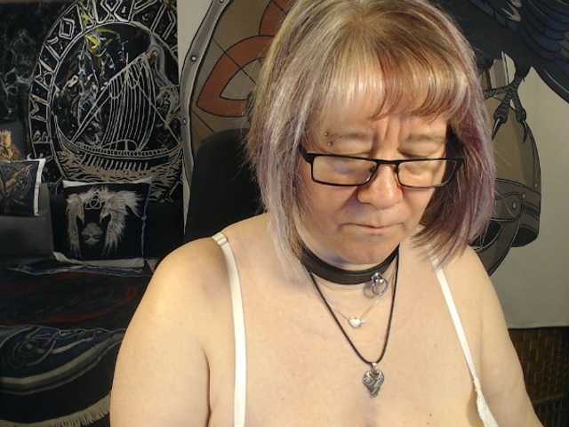 90dTitten's BongaCams show and profile