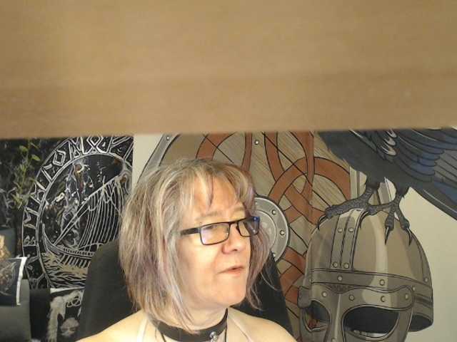 90dTitten's BongaCams show and profile