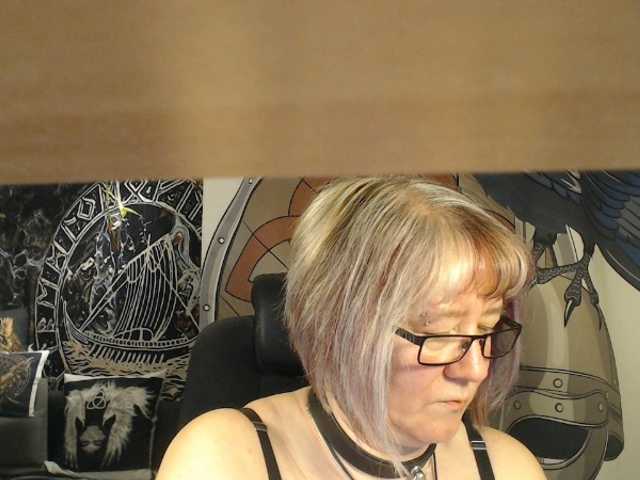 90dTitten's BongaCams show and profile