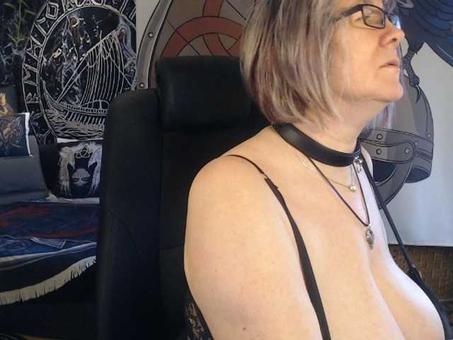 90dTitten's BongaCams show and profile