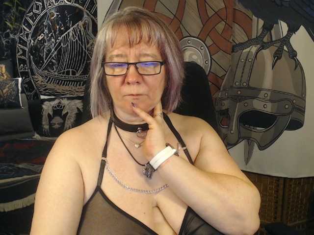 90dTitten's BongaCams show and profile