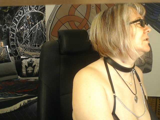 90dTitten's BongaCams show and profile