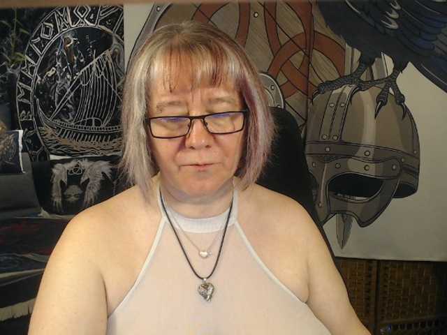 90dTitten's BongaCams show and profile
