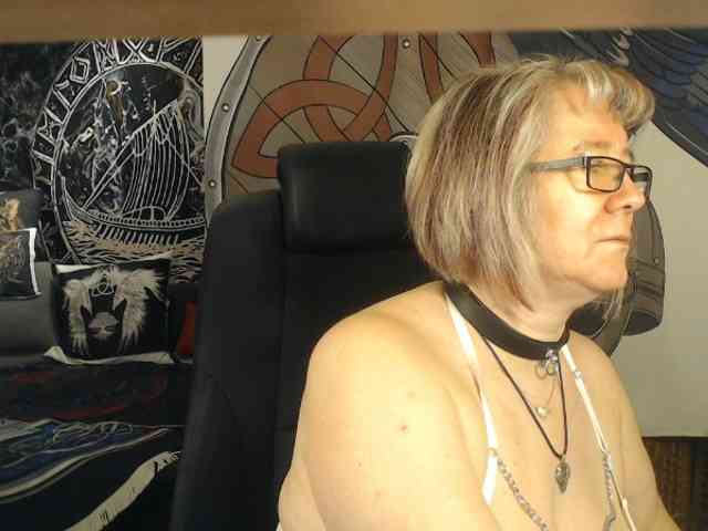 90dTitten Live Webcam on BongaCams