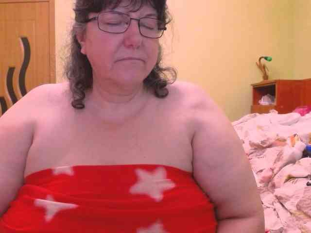 HugeTitsXXX webcam