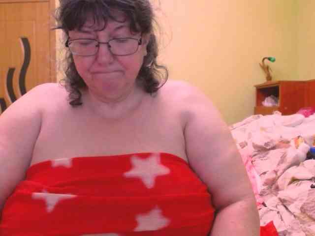 HugeTitsXXX webcam