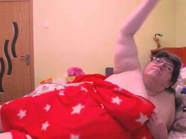 HugeTitsXXX webcam