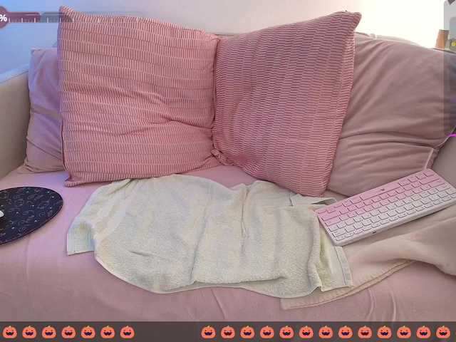 SallyeLeins room chat
