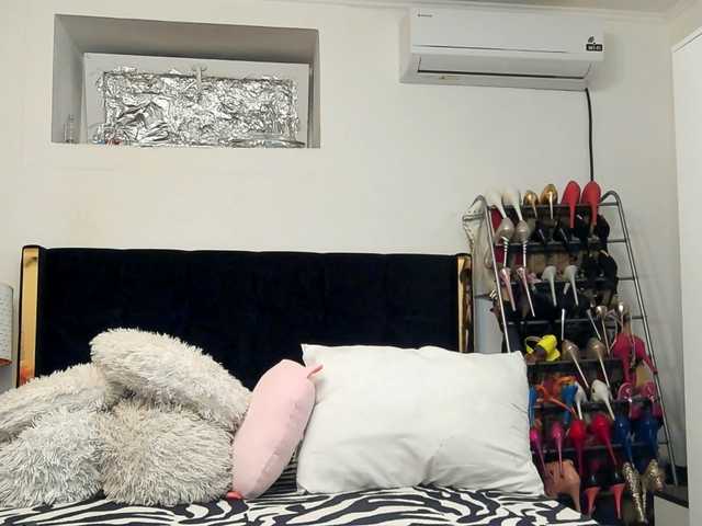 JuliaHayes90's BongaCams show and profile