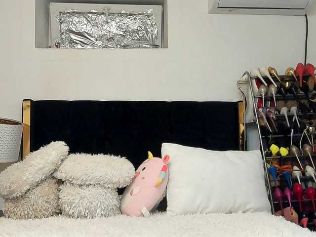 JuliaHayes90's BongaCams show and profile