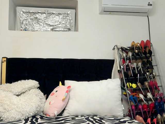 JuliaHayes90's BongaCams show and profile