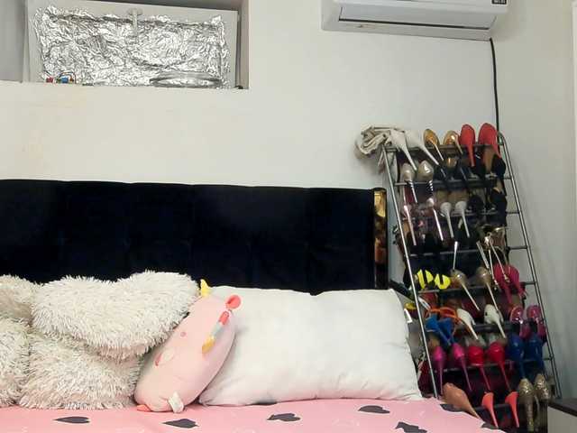 JuliaHayes90's BongaCams show and profile