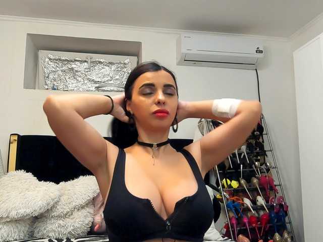 JuliaHayes90's BongaCams show and profile