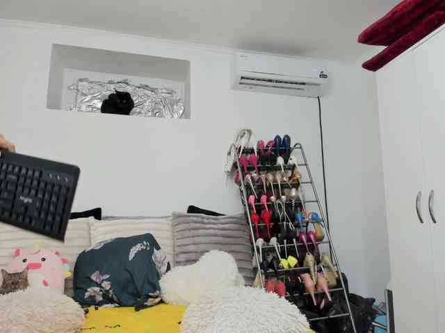 JuliaHayes webcam
