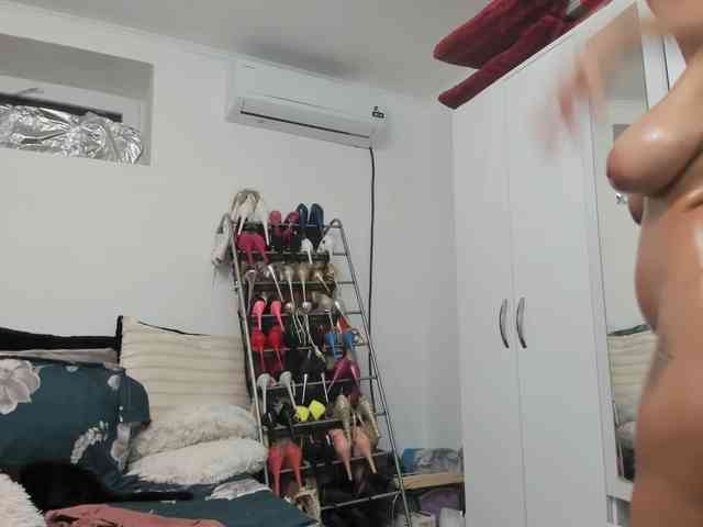 JuliaHayes webcam