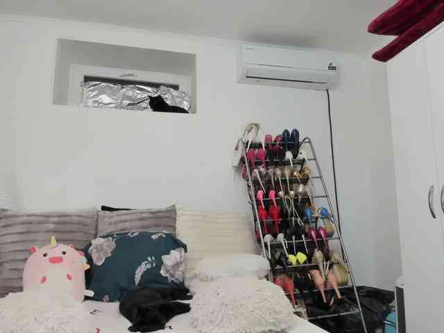 JuliaHayes webcam