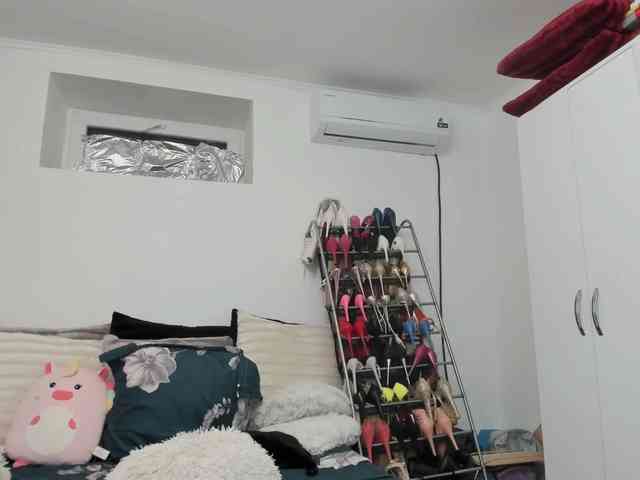 JuliaHayes webcam