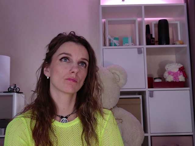 Karamelsw's BongaCams show and profile