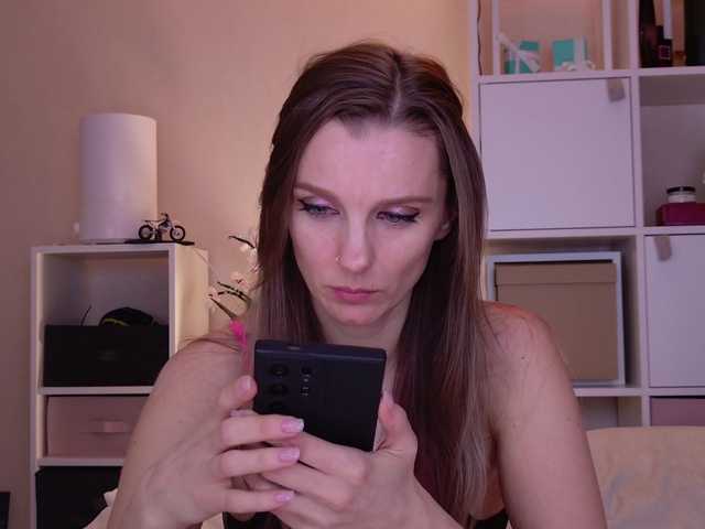 Karamelsw's BongaCams show and profile