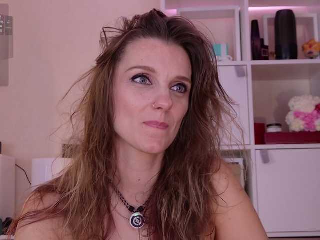 Karamelsw's BongaCams show and profile