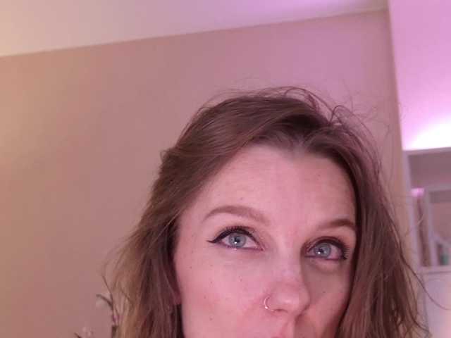 Karamelsw's BongaCams show and profile