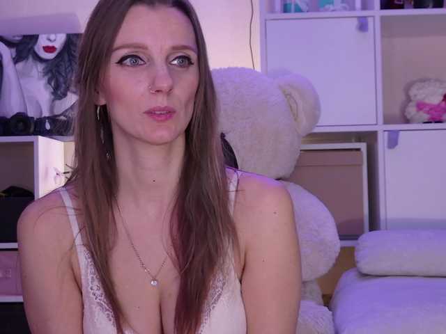 Karamelsw's BongaCams show and profile