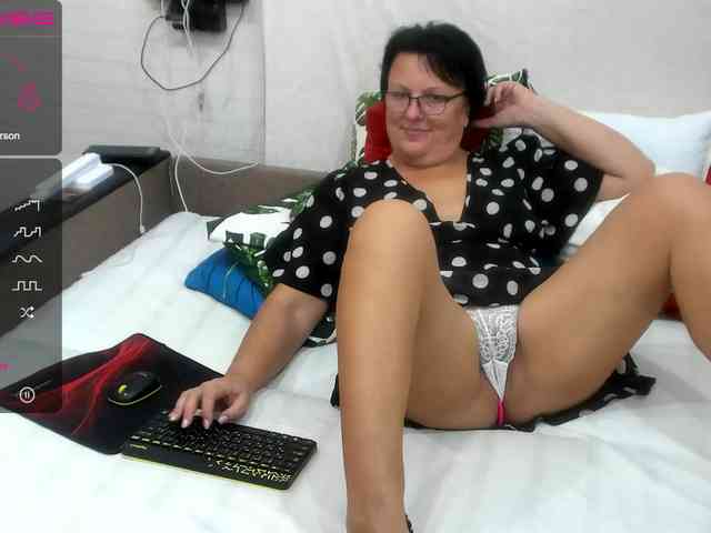 KyliePage1 webcam