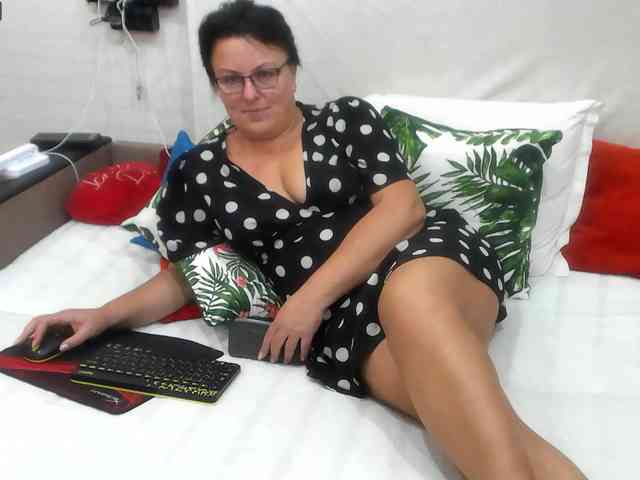 KyliePage1 webcam